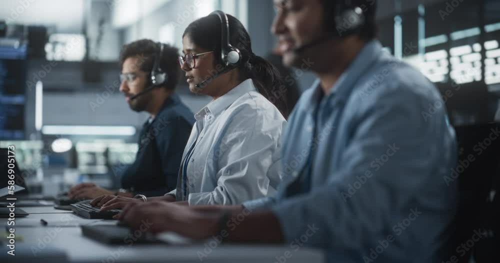Fototapete Indian Customer Support Team Using Computers and Talking with Clients Onlinel. Help Desk Employees Responds to Queries, Resolve Problems and Troubleshoot Issues, Implementing Solutions