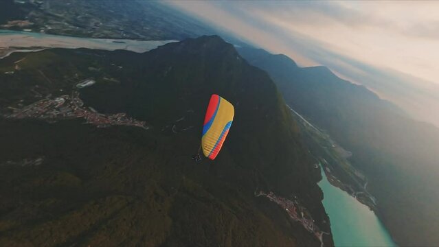 Circling around the paraglider