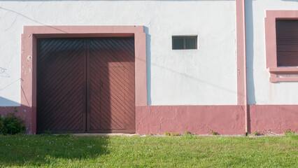 Pared de granja rosa y blanca © Darío Peña