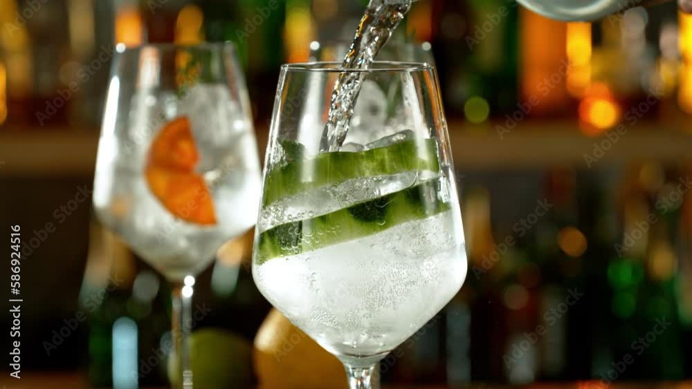 Fototapete super slow motion of preparing gin and tonic drinks with speed motion. filmed on high speed cinema c