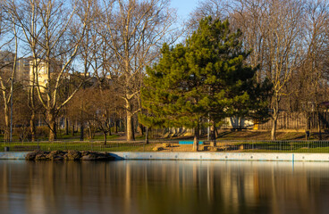 Obraz premium canal in the park