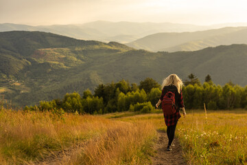 Fototapeta na wymiar woman backpacker enjoy the view at mountain