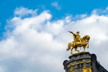 Fototapeta premium Golden Statue in Grand Place in brussels