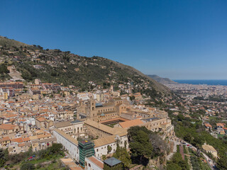 Fototapeta premium fotografia col drone della cattedrale di monreale