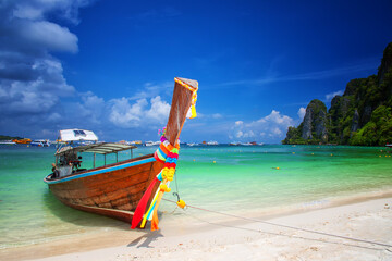 Krajobraz morski. Relaks i wypoczynek na plaży. Tajlandzkie łodzie.  - obrazy, fototapety, plakaty