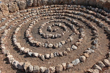 Fototapeta na wymiar Steinspirale beim Kastell in Loutro, Kreta, Griechenland