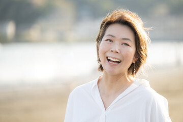 笑顔で笑う楽しそうな日本人女性　更年期や40代の女性のイメージに