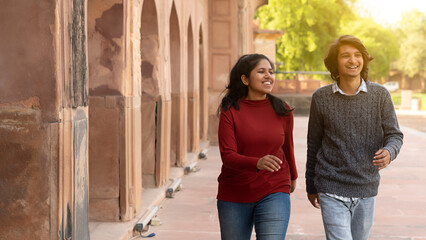 Obraz premium couple walking at some vintage place