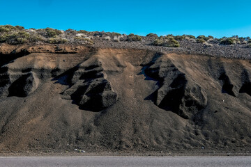 Meterhohe Vulkanasche im Teide- Nationalpark auf Teneriffa am Tag