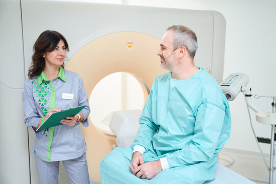 Dotor filling in the information in the form before CT diagnostics