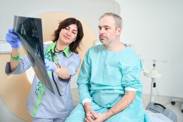 Obraz premium Doctor and the patient are looking MRI images in clinic