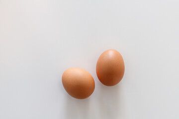 œufs sur fond blanc. Fête de Pâques.