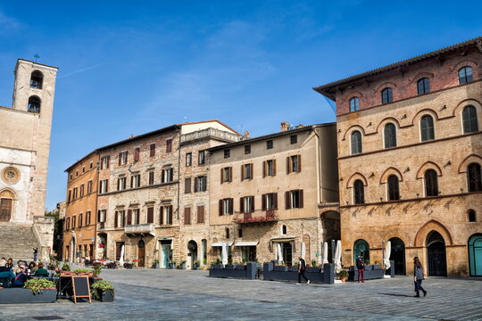 todi, italien - piazza del popolo 