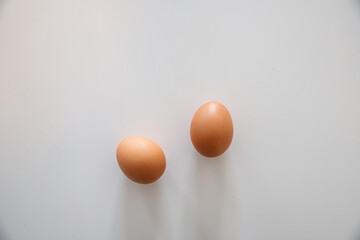 œufs sur fond blanc. Fête de Pâques.