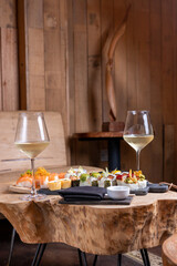 POstre de copas de helado con limon, naranja frutilla, con crema y merengue, con copa de vino blanco