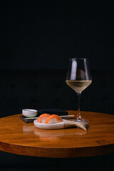 Sushi con copas de vino, saludable rolls y niguiri de salmon