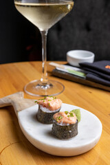 Fototapeta na wymiar Sushi con copas de vino, saludable rolls y niguiri de salmon