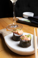 Sushi con copas de vino, saludable rolls y niguiri de salmon