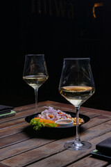 Sushi con copas de vino, saludable rolls y niguiri de salmon