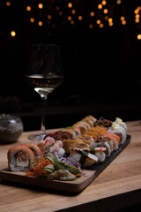 Sushi con copas de vino, saludable rolls y niguiri de salmon