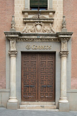 Fototapeta premium Entrance door to a post office in a Renaissance building in Guadalajara. Spain. The sign on the door says post office in Spanish