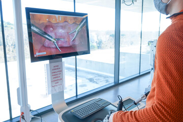 Internal students in digestive surgery train on a Lap Sim simulation device for surgical procedures. The students must carry out a series of interventions.