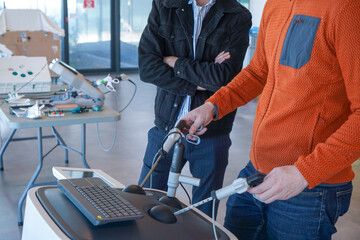 Internal students in digestive surgery train on a Lap Sim simulation device for surgical procedures. The students must carry out a series of interventions.