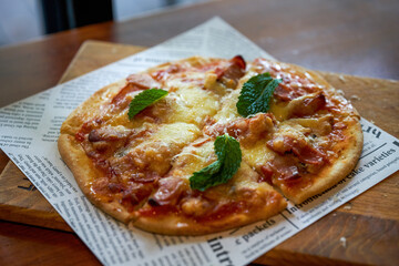 A Delicious and Crispy Margherita Pizza