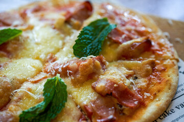 A Delicious and Crispy Margherita Pizza