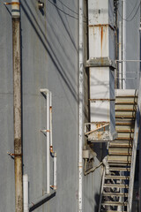 東京港区赤坂4丁目のパイプと階段