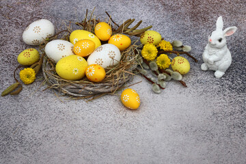 Osternest mit Blumen, Osterhasen, und Ostereiern mit Platz für Text.