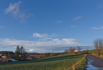 Obraz premium Schönes Wolkenwetter über Wald und Feld