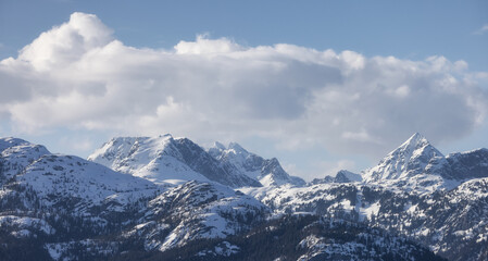 Obraz premium Tantalus Range Mountain covered in Snow. Canadian Landscape Nature Background. Squamish, BC, Canada.