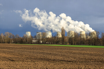 Blick von Peitz auf das Kohlekraftwerk Jänschwalde in Brandenburg, Deutschland - 587067167