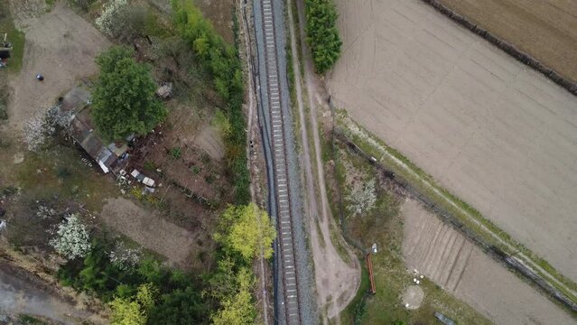 Il drone sale di quota facendo una ripresa dall'alto del terreno agricolo in sofferenza per la siccit&agrave; durante il periodo primaverile. Nel video 4k dall'alto si vede anche un capanno per l'agricoltura