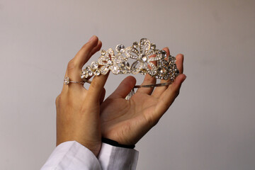 Female hands holding a tiara © Jose Pisfil