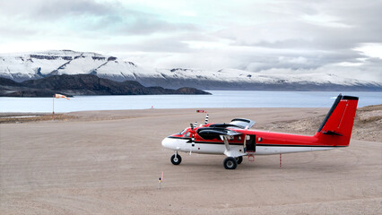 avion à l'arrêt sur piste, aéroport d'articulaires Bay