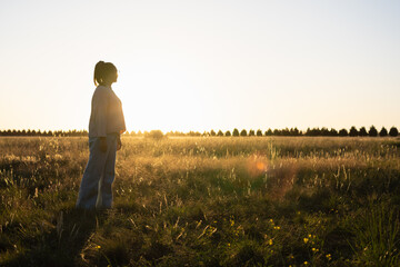 Fototapeta premium silhouette of a woman in profile watching the sunset