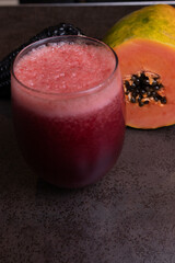 Jugo exprimido a base de fruta fresca, chicha con papaya