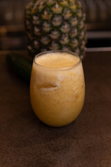 Jugo exprimido a base de fruta fresca, con banana, ananá y mango