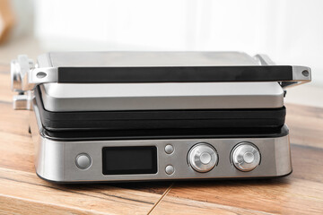 Obraz premium Modern electric grill on table in kitchen