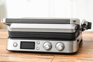 Obraz premium Modern electric grill on table in kitchen