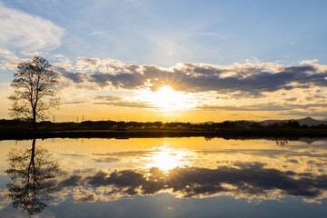 湖に映る夕日と空