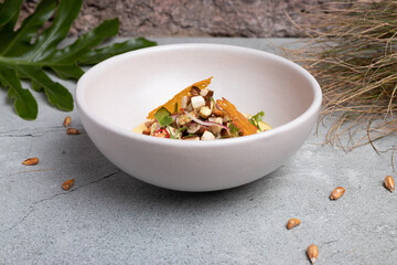Ceviche vegetariano y vegano a base de plantas. sobre bowl blanco