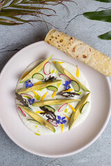 ensalada de palta, rabanos, acompañado de tortilla. Gastronomía vegana, vegetariana