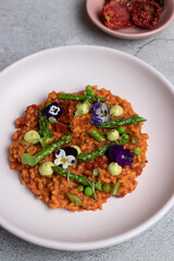 Risotto vegetariano, vegano con espárragos