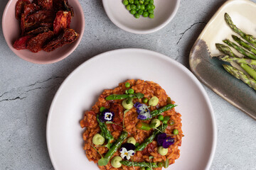 Risotto vegetariano, vegano con espárragos
