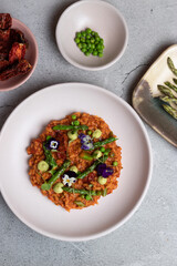 Risotto vegetariano, vegano con espárragos