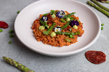 Risotto vegetariano, vegano con espárragos