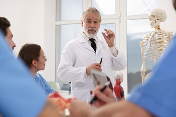 Obraz premium Doctor giving lecture for interns in university